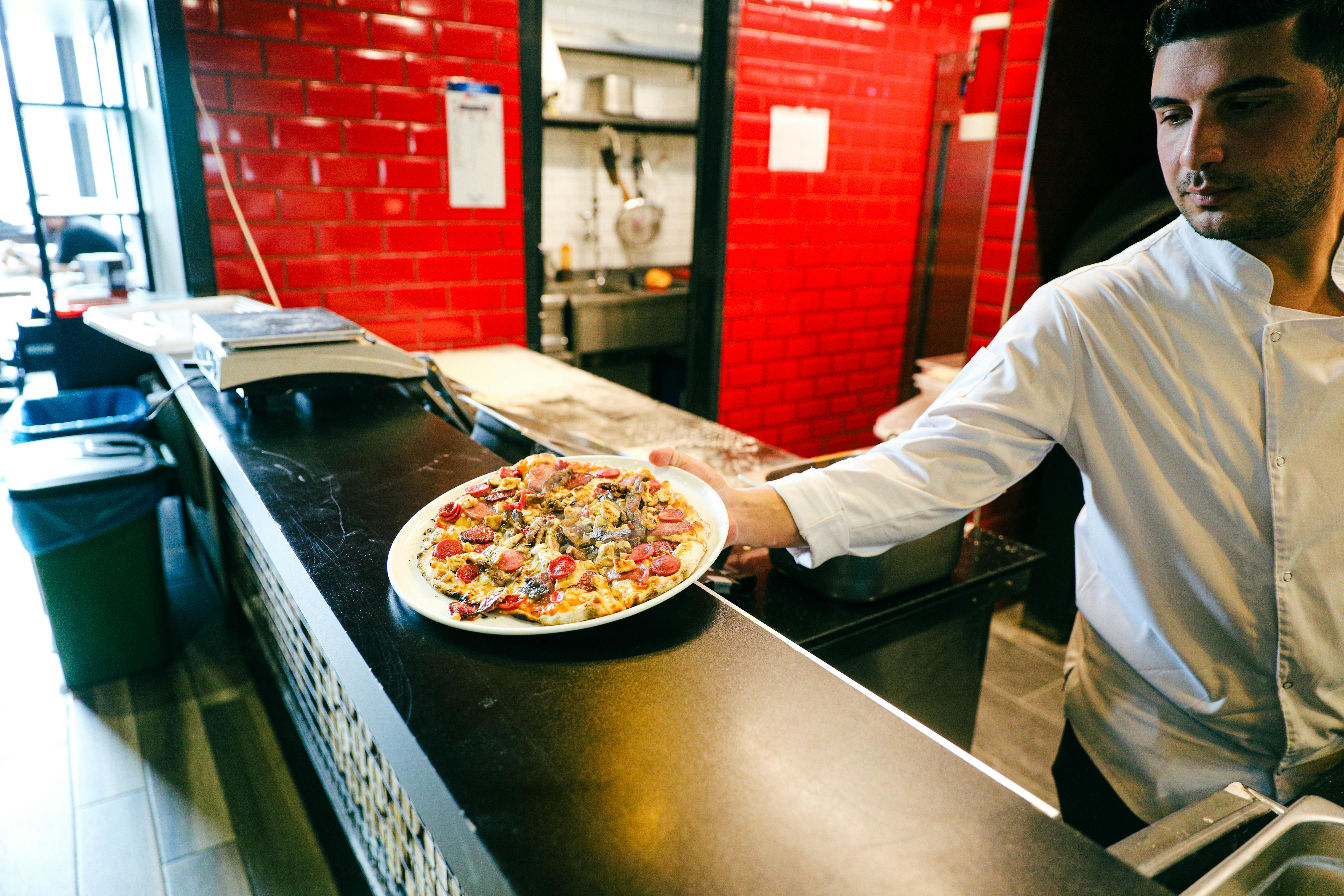 Chef servindo pizza