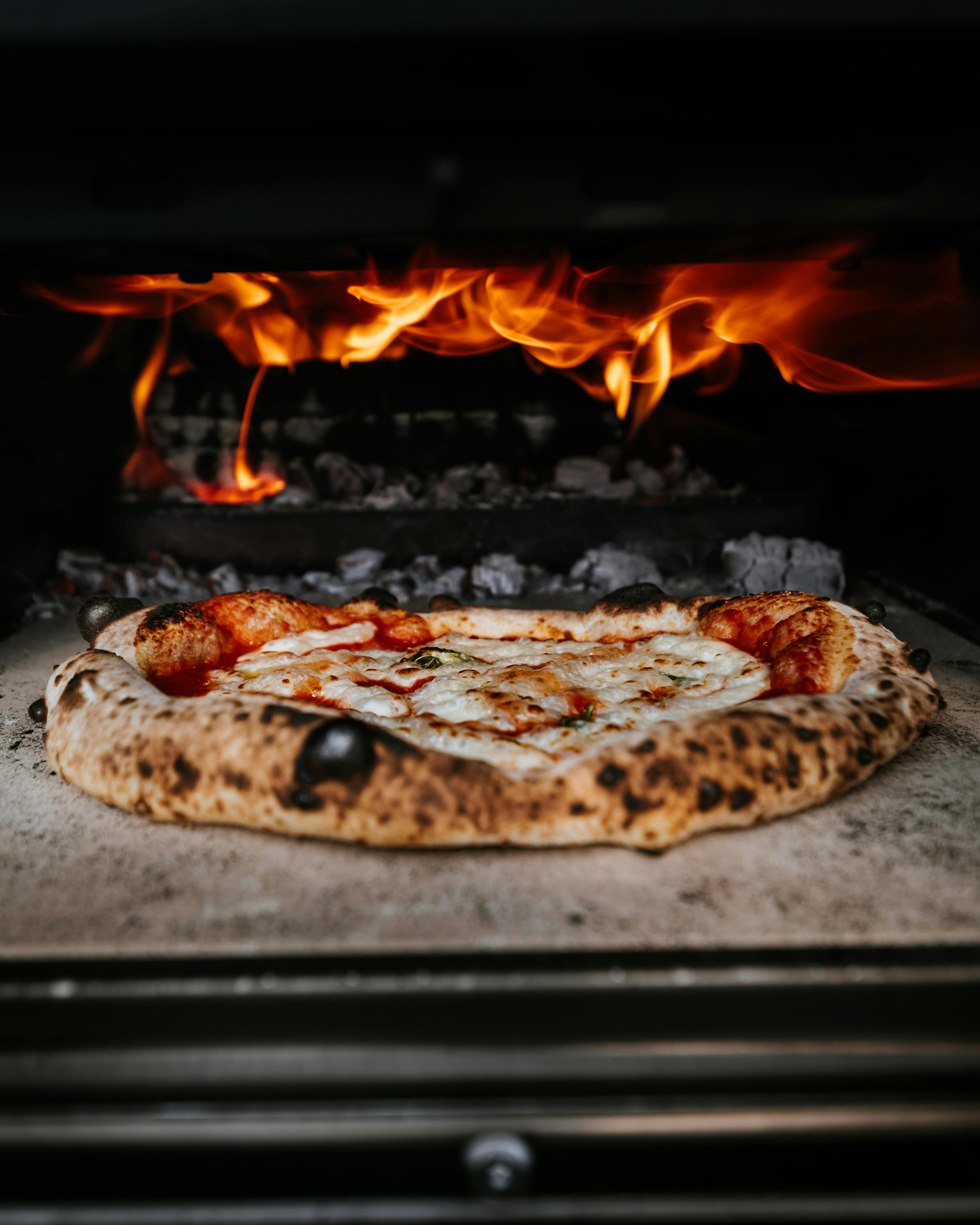 Pizza assando no forno
