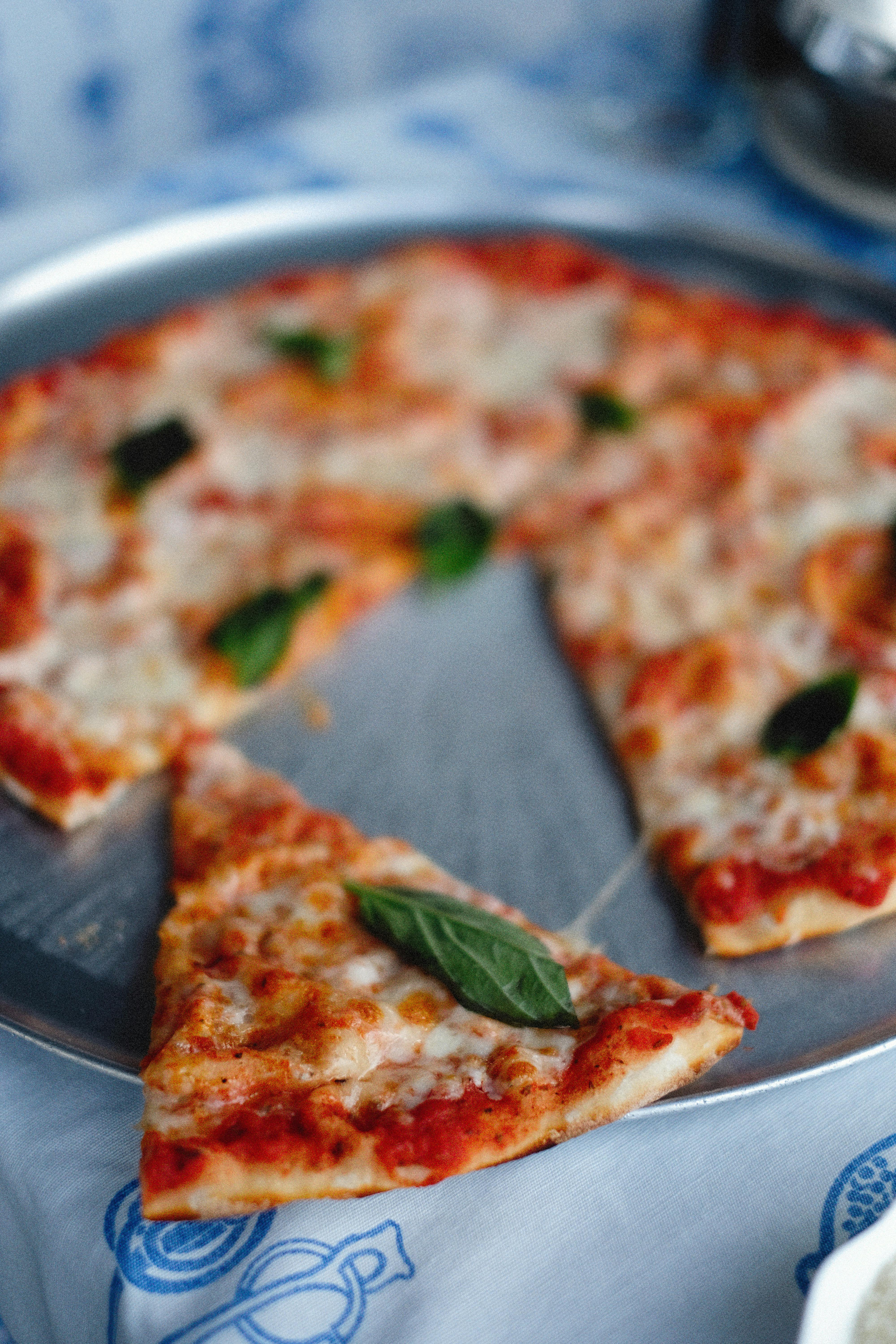 Fatia de pizza em destaque