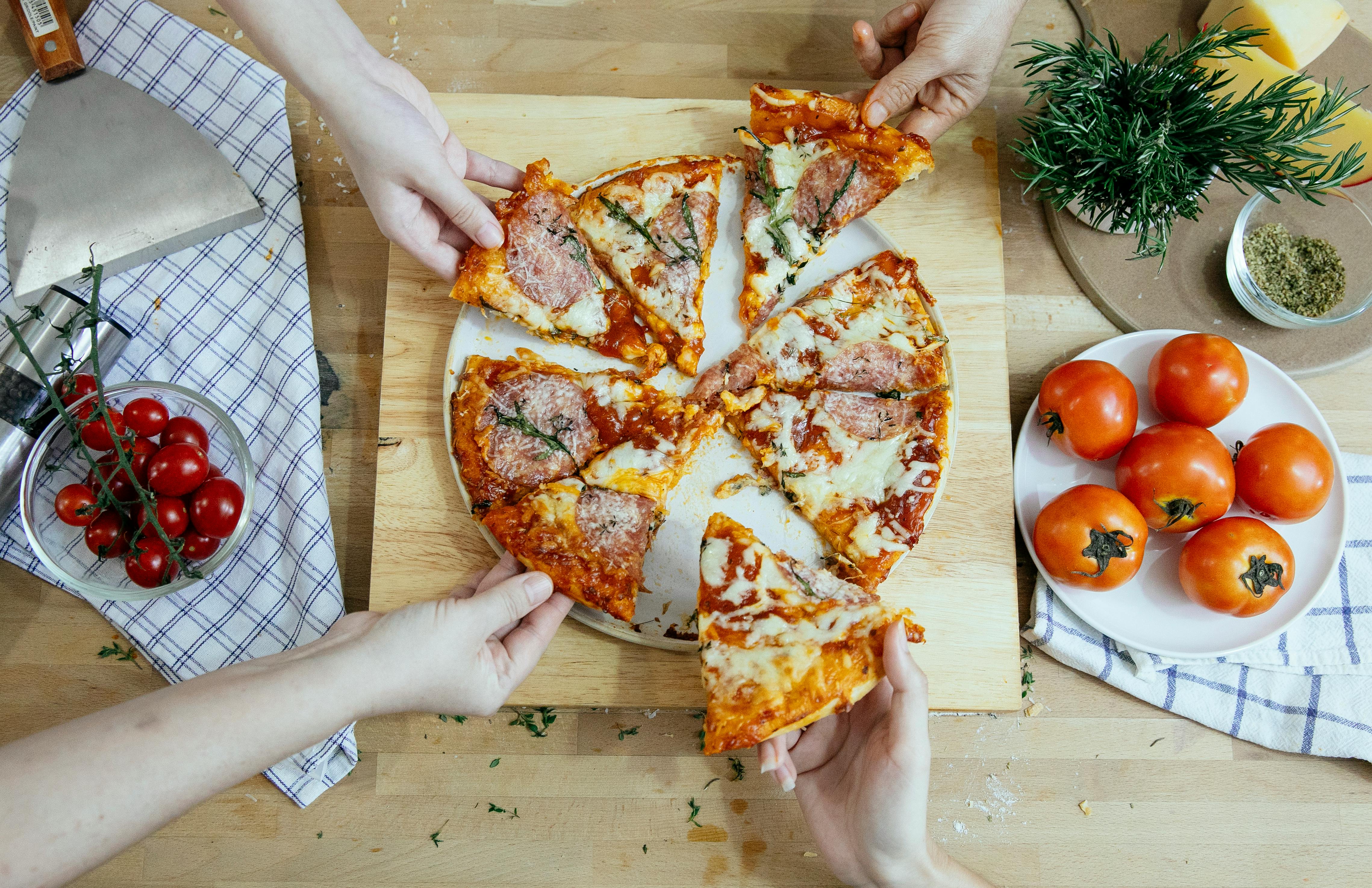Pizza sendo servida em uma mesa